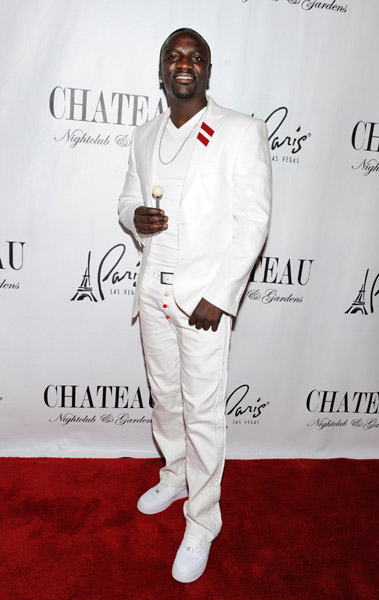 Akon Does White the Right Way! Parties & Performs in Las Vegas!