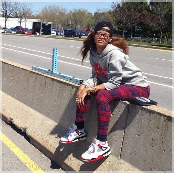Singer Rihanna Tour Bus Breaks Down in Near Canada Border…Where is Drake When She Needs Him?