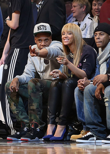 (PICS) Jay-Z @S_C_ & @Beyonce Kick It Courtside Again at Nets vs. Knicks Game