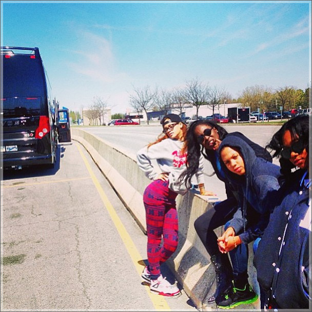 Rihanna-tour-bus2