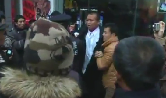 China iPhone 4S Fans Go Crazy After Apple Cancels Release of New Phone (Video Inside)