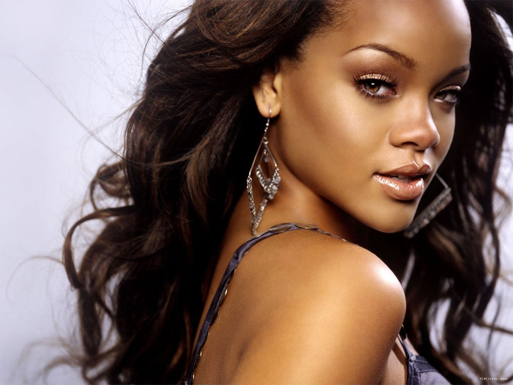 @Rihanna Finds Time to Donate Goods & Money to Support Hurricane Sandy Relief Efforts (Love it)!